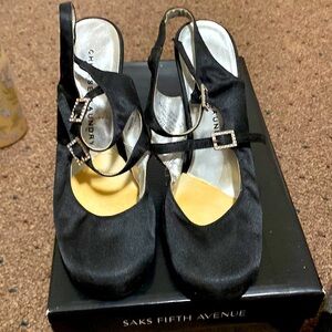 Satin high-heeled shoe width, buckle embellishment